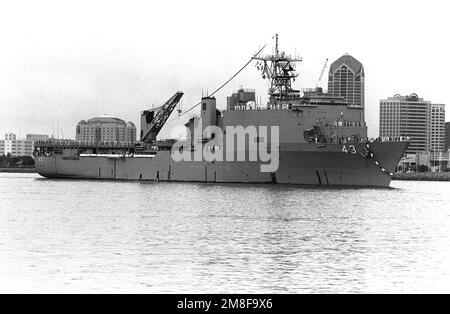 Eine Girlande schmückt den Bug des Landungsschiffes USS FORT MCHENRY (LSD-43), wenn das Schiff im Hafen ankommt, nachdem es während der Operation Desert Storm im Gebiet des Persischen Golfs eingesetzt wurde. Betreff Operation/Serie: WÜSTENSTURMBASIS: Marineflugstation, San Diego Bundesstaat: Kalifornien(CA) Land: Vereinigte Staaten von Amerika (USA) Stockfoto