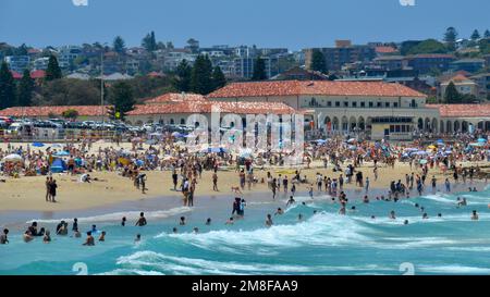 Sydneys berühmter Badepavillon Bondi Beach bietet eine Kulisse für alle Touristen und Einheimischen, die am ersten Weihnachtsfeiertag die Sonne genießen Stockfoto