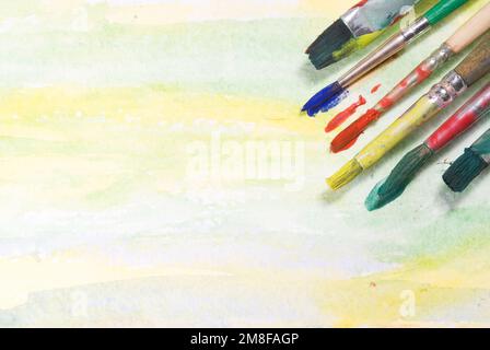 Pinsel auf Aquarellpapier mit Kopierbereich Stockfoto
