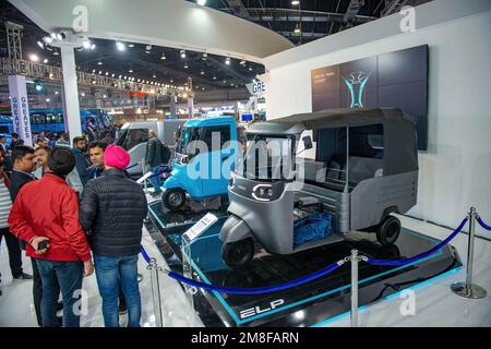 Großraum Noida, Indien. 13. Januar 2023. Greaves Electric Mobility präsentiert sein elektrisches Dreirad-Fahrzeug auf der Auto Expo 2023, India Expo Mart. Kredit: SOPA Images Limited/Alamy Live News Stockfoto