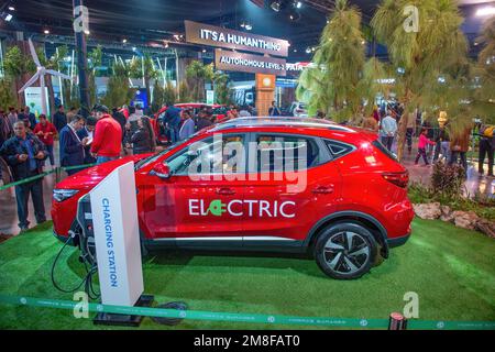 Großraum Noida, Indien. 13. Januar 2023. MG (MG Motor) ZS Elektroauto mit Ladestation, Präsentation auf der Auto Expo 2023, India Expo Mart. Kredit: SOPA Images Limited/Alamy Live News Stockfoto