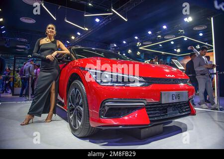 Großraum Noida, Indien. 13. Januar 2023. Neben dem Kia EV6 Electric Car steht ein Modell auf der Auto Expo 2023, India Expo Mart. (Foto: Pradeep Gaur/SOPA Images/Sipa USA) Guthaben: SIPA USA/Alamy Live News Stockfoto