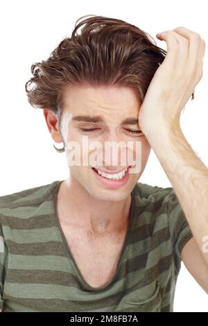 Sie wachen nicht mehr auf. Schläfriger junger Mann, der sich das Auge mit der Hand abwischt. Stockfoto