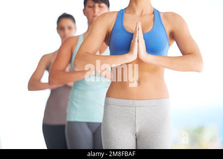 Perfekte Meditationstechnik. Gruppe von Yoga-Praktizierenden, die zusammen meditieren. Stockfoto