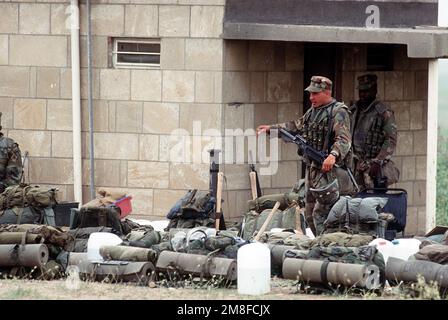 Mitglieder des 2. Bataillons, 8. Marineregiment, bereiten sich auf den Auszug aus dem verlassenen irakischen Trainingslager bei Dahuk vor, das sie übernommen haben. Die Marines sind im Rahmen der Operation Provide Comfort in der Region, einer Alliierten, um kurdischen Zufluchtsorten zu helfen, die aus den Truppen Saddam Husseins im Nordirak flohen. Betreff Betrieb/Serie: KOMFORT BEREITSTELLEN Land: Irak (IRQ) Stockfoto