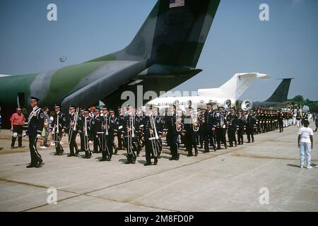 Die USA Die Zeremonialfeier der Air Force Band marschiert vor den Eröffnungszeremonien im 1991 Department of Defense Joint Services Open House auf die Fluglinie. Basis: Luftwaffenstützpunkt Andrews Bundesstaat: Maryland (MD) Land: Vereinigte Staaten von Amerika (USA) Stockfoto