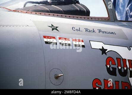 Eine Nahaufnahme der seitlich gemalten Flaggen eines 33. taktischen Kampfflugzeugs F-15C Eagle, ausgestellt im 1991 Department of Defense Joint Services Open House. Jede Flagge repräsentiert ein irakisches Flugzeug, abgeschossen vom Piloten DER F-15, COL. Rick Parsons, während der Operation Desert Storm. Betrifft Operation/Serie: STÜTZPUNKT WÜSTENSTURM: Luftwaffenstützpunkt Andrews Bundesstaat: Maryland (MD) Land: Vereinigte Staaten von Amerika (USA) Stockfoto