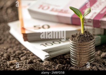 Geld, US-Dollarscheine. Papiergeld ist mit Silbermünzen auf dem Tisch verstreut. Foto für Finanz- und Wirtschaftskonzepte. Stockfoto