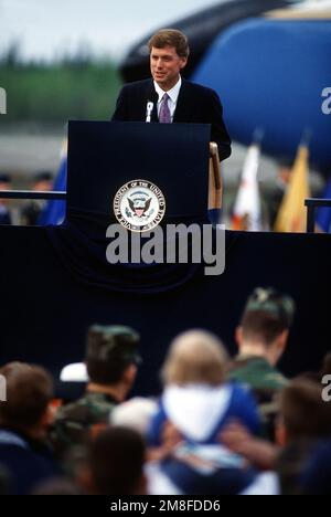 Vizepräsident J. Danforth Quayle spricht während seines Besuchs auf der Basis mit der Menge. Der Vizepräsident ist in Eielson, um den Flugzeugträgern, die während der Operation Desert Storm im Persischen Golf dienten, seine Anerkennung auszusprechen. Betrifft Operation/Serie: STÜTZPUNKT WÜSTENSTURM: Luftwaffenstützpunkt Eielson Bundesstaat: Alaska (AK) Land: Vereinigte Staaten von Amerika (USA) Stockfoto