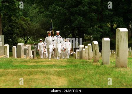 Mitglieder der Navy Ceremonial Guard marschieren zu Beginn einer Gedenkfeier auf dem Arlington National Cemetery für LT in Position. CMDR. Barry T. Cooke vom Angriffsgeschwader 36 (VA-36). Cooke und sein bombenleger/Navigator, LT. Patrick K. Connor wurde getötet, als ihr A-6E-Intruderflugzeug am 2. Februar 1991 während der Operation Desert Storm abgeschossen wurde. Betrifft Operation/Serie: WÜSTENSTURMSTÜTZPUNKT: Arlington Bundesstaat: Virginia (VA) Land: Vereinigte Staaten von Amerika (USA) Stockfoto