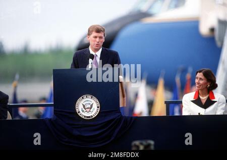 Vizepräsident J. Danforth Quayle spricht während seines Besuchs auf der Basis mit der Menge. Der Vizepräsident ist in Eielson, um den Flugzeugträgern, die während der Operation Desert Storm im Persischen Golf dienten, seine Anerkennung auszusprechen. Betrifft Operation/Serie: OPERATION DESERT STORM Base: Luftwaffenstützpunkt Eielson Bundesstaat: Alaska (AK) Land: Vereinigte Staaten von Amerika (USA) Stockfoto