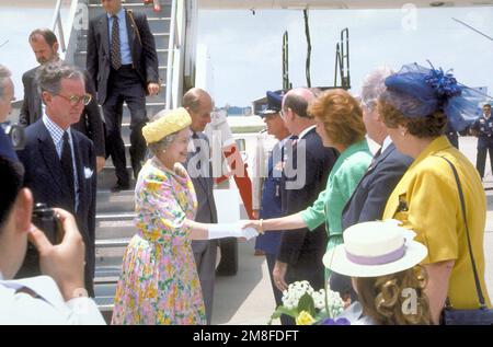 Ein Mitglied der Empfangsleitung begrüßt Englands Königin Elizabeth II. Nach der Ankunft des Monarchen auf der Basis. Die Königin und ihr Mann, Prinz Philip, Herzog von Edinburgh, sind zu einem königlichen Besuch angekommen. Basis: Luftwaffenstützpunkt Bergstrom Bundesstaat: Texas (TX) Land: Vereinigte Staaten von Amerika (USA) Stockfoto