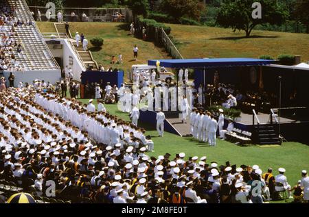 Mitglieder der Klasse 1991 der Marineakademie stellen sich an der Basis der Plattform auf, um ihre Diplome während der Abschlussfeier und der Provisionszeremonie der Akademie zu erhalten. Fast 20.000 Gäste nahmen an der Zeremonie Teil, bei der 937 Fähnrich-Männer ihren Abschluss machten. Basis: US Naval Academy, Annapolis Bundesstaat: Maryland (MD) Land: Vereinigte Staaten von Amerika (USA) Stockfoto