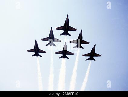 Fünf F/A-18-Hornet-Flugzeuge der Blue Angels-Flugdemonstration der Navy fliegen in einer Diamantenformation über dem Navy-Marine Corps Stadion während der Abschlussfeier und Kommissionierungszeremonie für die Klasse 1991 der Naval Academy. Fast 20.000 Gäste nahmen an der Zeremonie Teil, bei der 937 Fähnrich-Männer ihren Abschluss machten. Basis: US Naval Academy, Annapolis Bundesstaat: Maryland (MD) Land: Vereinigte Staaten von Amerika (USA) Stockfoto