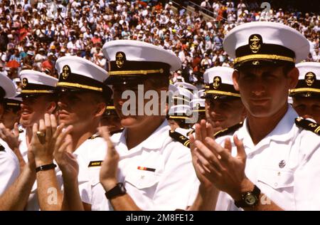 Die Mitglieder der Marineakademie-Brigade der Seeschiffsmänner applaudieren, nachdem sie den Mitgliedern der Klasse 1991 während der Abschlussfeier und der Auftragszeremonie der Akademie zugesehen haben, wie sie ihre Diplome erhalten haben. Fast 20.000 Gäste nahmen an der Zeremonie im Navy-Marine Corps Stadium Teil, bei der 937 Fähnrich-Männer ihren Abschluss machten. Basis: US Naval Academy, Annapolis Bundesstaat: Maryland (MD) Land: Vereinigte Staaten von Amerika (USA) Stockfoto