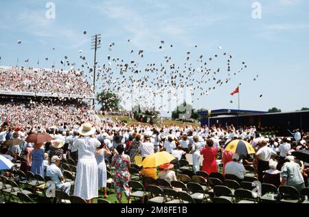 Die 937 Mitglieder der Klasse 1991 der Marineakademie werfen während ihrer Abschlussfeier und der Zeremonie im Navy-Marine Corps Stadium ihre Tarnung in die Luft. Fast 20.000 Gäste nahmen an der Zeremonie Teil. Basis: US Naval Academy, Annapolis Bundesstaat: Maryland (MD) Land: Vereinigte Staaten von Amerika (USA) Stockfoto