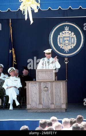 Oberbefehlshaber, USA Das ZENTRALKOMMANDO, GEN H. Norman Schwarzkopf, Gastredner bei der Abschlussfeier der Naval Academy 1991 im Navy-Marine Corps Memorial Stadium, spricht mit der Brigade der Midshipmen und anderen Gästen als Naval Academy Superintendent RADM Virgil L. Hill Jr., sitzt links und sieht zu. Basis: US Naval Academy, Annapolis Bundesstaat: Maryland (MD) Land: Vereinigte Staaten von Amerika (USA) Stockfoto