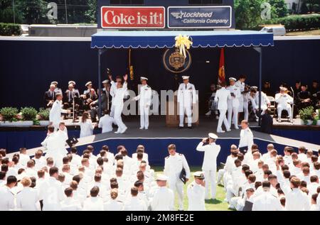 GENERAL H. Norman Schwarzkopf, Zentrum, Oberbefehlshaber, USA Das Zentralkommando erhebt als Mitglied der Klasse 1991 der Naval Academy seine Arme in Hochstimmung, nachdem er sein Diplom während der Abschlussfeier und der Provisionszeremonie der Akademie im Navy-Marine Corps Stadium erhalten hat. Fast 20.000 Gäste nahmen an der Zeremonie Teil, bei der 937 Fähnrich-Männer ihren Abschluss machten. Basis: US Naval Academy, Annapolis Bundesstaat: Maryland (MD) Land: Vereinigte Staaten von Amerika (USA) Stockfoto