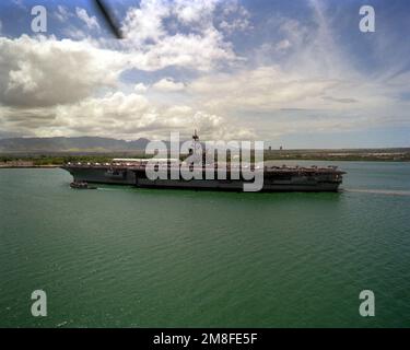 Seeleute bewachen die Schienen an Bord des Flugzeugträgers USS RANGER (CV-61), während der große Hafenschlepper WAXAHATCHIE (YTB-814) das Schiff den Nordkanal hinunter begleitet. Der RANGER hält in Pearl Harbor auf dem Weg zu seinem Heimathafen, nachdem er während der Operation Desert Storm vom Persischen Golf zurückgekehrt ist. Betrifft Operation/Serie: WÜSTENSTURMBASIS: Pearl Harbor Bundesstaat: Hawaii (HI) Land: Vereinigte Staaten von Amerika (USA) Stockfoto