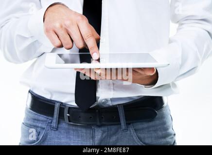 Die Welt in Ihren Händen. Nahaufnahme eines Mannes, der seinen Touchscreen berührt. Stockfoto