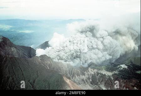 Der Berg Pinatubo spuckt Gase und Asche in den Himmel, während der Vulkan zum ersten Mal seit über 600 Jahren ausbricht. Land: Philippinen (PHL) Stockfoto