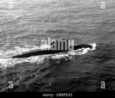 Steuerbordansicht eines dieselbetriebenen Angriffs-U-Boots der sowjetischen Kilo-Klasse auf der Oberfläche. Land: Unbekannt Stockfoto