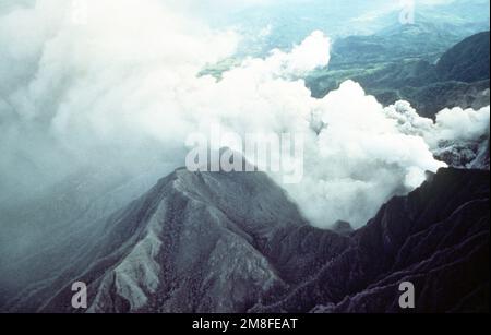Der Berg Pinatubo spuckt Gase und Asche in den Himmel, während der Vulkan zum ersten Mal seit über 600 Jahren ausbricht. Land: Philippinen (PHL) Stockfoto