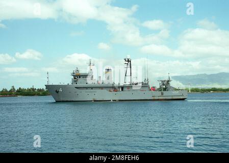 Ein Hafenstrahl-Blick auf das Meeresüberwachungsschiff USNS TRIUMPH (T-AGOS-4), das im Kanal unterwegs ist, wenn es von der Marinestation abfährt. Basis: Marinestützpunkt, Pearl Harbor Bundesstaat: Hawaii(HI) Land: Vereinigte Staaten von Amerika(USA) Stockfoto