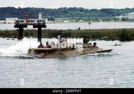 Mitglieder der 2. Marine Division und Angehörige kommen vom Potomac River in einem Amphibienfahrzeug AAVP-7A1 an Land, das während der National Victory Celebration am 8. Juni in einer Parade gefahren wird. Das eintägige Ereignis wird zu Ehren der Befreiung Kuwaits von Koalitionstruppen während der Operation Desert Storm abgehalten. Betreff Operation/Serie: WÜSTENSTURMBASIS: Washington Bundesstaat: Bezirk Columbia (DC) Land: Vereinigte Staaten von Amerika (USA) Stockfoto