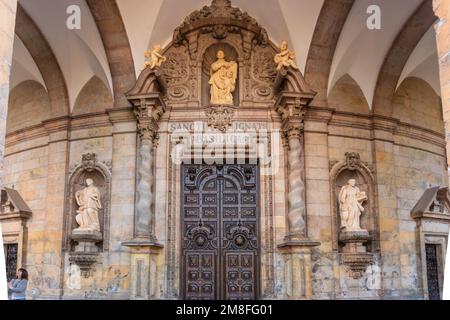 Die Eingangstür zum Heiligtum von Loyola, der barocken Kirche Azpeitia in Gipuzkoa Stockfoto