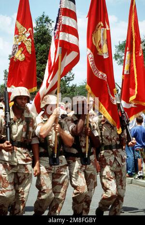 Ein Marinekorps-Farbenwächter marschiert vor einer der Marineexpeditionstruppen, die an der Parade der National Victory Celebration teilnehmen. Die ganztägige Feier wird zu Ehren der Koalitionstruppen abgehalten, die Kuwait während der Operation Desert Storm befreiten. Betreff Operation/Serie: WÜSTENSTURMBASIS: Washington Bundesstaat: Bezirk Columbia (DC) Land: Vereinigte Staaten von Amerika (USA) Stockfoto