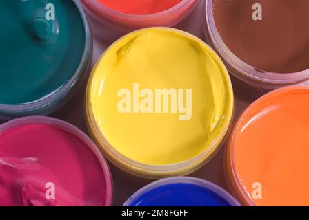 Verschiedene Farben, Gouache-Farben in Gläsern Stockfoto