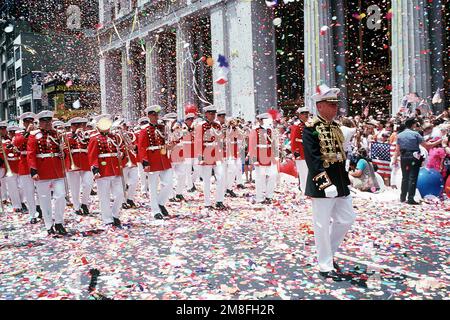 Die Marinekorps-Band marschiert in der Siegesparade der Stadt für die zurückkehrenden Veteranen von Operation Desert Shield und Operation Desert Storm. Betreff Operation/Serie: DESERT SHIELD DESERT STORM Base: New York Staat: New York (NY) Land: Vereinigte Staaten von Amerika (USA) Stockfoto