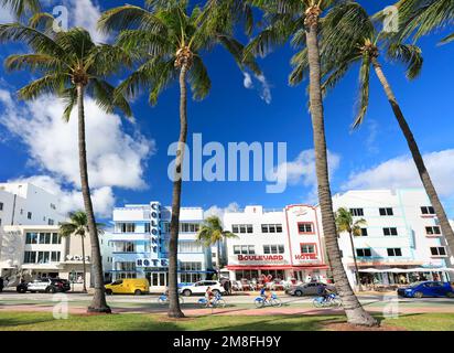 Miami Beach, Ocean Drive FL, USA - 28. Dezember 2022: Morning Vibes at Ocean Drive, Art déco Historic District in Miami Beach Stockfoto