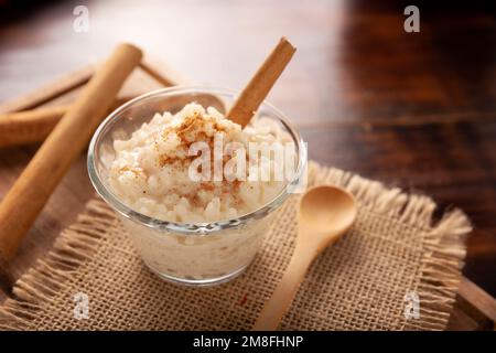 Reispudding. Süßes Gericht, das durch Kochen von Reis in Milch und Zucker  hergestellt wird, einige Rezepte umfassen Zimt, Vanille oder andere  Zutaten, es ist sehr einfach zu essen Stockfotografie - Alamy