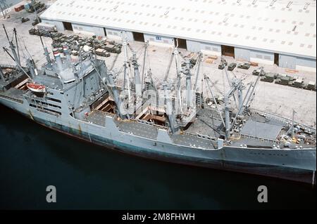 Der vom Sealift-Kommando gecharterte Frachter CAPE BOVER (T-AK-5057) steht am Pierside mit offenen Frachträumen zur Vorbereitung auf die Übernahme von Ausrüstung und Kampfmitteln für den Einsatz in den Vereinigten Staaten nach Operation Desert Storm. Betreff Operation/Serie: WÜSTENSTURM Land: Saudi-Arabien (Sau) Stockfoto