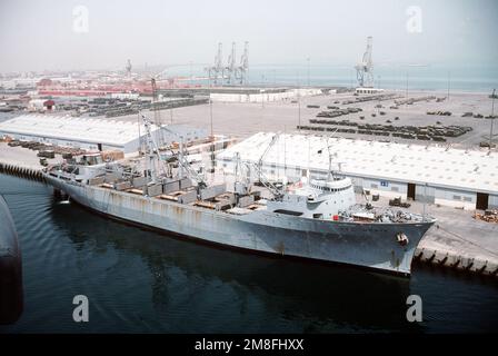 Der vom Sealift-Kommando gecharterte Frachter Del Monte (T-AK-5049) liegt am Pierside an, um Ausrüstung und Kampfmittel zu übernehmen, die nach Operation Desert Storm in die Vereinigten Staaten verlegt werden sollen. Betreff Operation/Serie: WÜSTENSTURM Land: Saudi-Arabien (Sau) Stockfoto