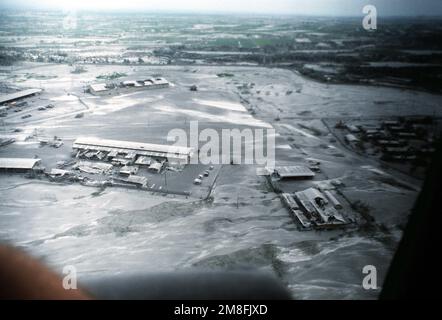 Ein Teil der Basis aus der Vogelperspektive zeigt Lagerhäuser, die durch die schwere vulkanische Asche beschädigt wurden, die während des Ausbruchs des Mount Pinatubo fiel. Basis: Clark Air Base Staat: Luzon Country: Philippinen (PHL) Stockfoto