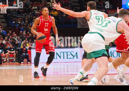 Forum of Assago, Mailand, Italien, 13. Januar 2023, Devon Hall (EA7 Emporio Armani Olimpia Milano) von Edgaras Ulanovas (Zalgiris Kaunas) Durin vereitelt Stockfoto