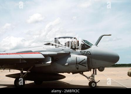 HAUPTMANN. William J. 'Fox' Fallon, Commander, Carrier Air Wing 8 (CVW-8), winkt vom sitz des bombenleger/Navigators eines Angriffsgeschwaders 65 (VA-65) A-6E Intruderflugzeugs, das auf der Fluglinie zum Stillstand fährt. Die Angriffs- und Kampfgeschwader von CVW-8 sind nach ihrem Einsatz in der Region Persischer Golf an Bord des nukleargetriebenen Flugzeugträgers USS THEODORE ROOSEVELT (CVN-71) für Operation Desert Shield und Operation Desert Storm nach Oceana zurückgekehrt. Betreff Operation/Serie: WÜSTENSCHILD WÜSTENSTURM Stützpunkt: Marine-Luftwaffenstützpunkt, Oceana Bundesstaat: Virginia (VA) Land: Vereinigte Staaten von Amerika Stockfoto