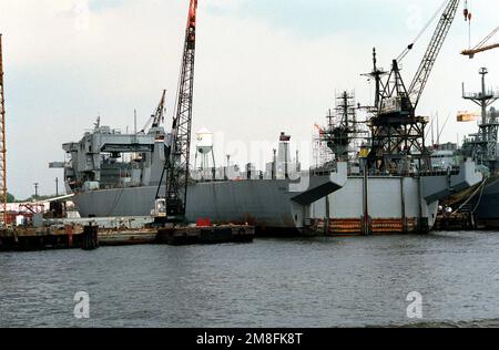 Ein Hafenviertel-Blick auf den vom Sealift-Kommando gecharterten AUSTRALISCHEN BLITZ (T-AK-5061), der im Norfolk Shipbuilding and Dry Dock Corporation am Elizabeth River überholt wird. Das Schiff ist nach dem Einsatz im Persischen Golf während der Operation Desert Storm nach Norfolk zurückgekehrt. Betrifft Operation/Serie: STÜTZPUNKT WÜSTENSTURM: Marineflugstation, Norfolk Bundesstaat: Virginia (VA) Land: Vereinigte Staaten von Amerika (USA) Stockfoto