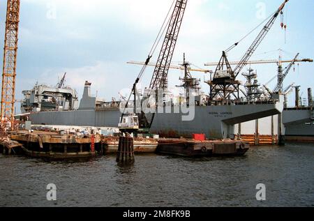 Ein Hafenviertel-Blick auf den vom Sealift-Kommando gecharterten AUSTRALISCHEN BLITZ (T-AK-5061), der im Norfolk Shipbuilding and Dry Dock Corporation am Elizabeth River überholt wird. Das Schiff ist nach dem Einsatz im Persischen Golf während der Operation Desert Storm nach Norfolk zurückgekehrt. Betrifft Operation/Serie: STÜTZPUNKT WÜSTENSTURM: Marineflugstation, Norfolk Bundesstaat: Virginia (VA) Land: Vereinigte Staaten von Amerika (USA) Stockfoto