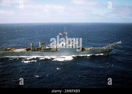 Steuerbordbalken des Panzerlandeschiffs USS SUMTER (LST-1181) im Gange. Elemente der 26. Marineexpeditionseinheit (26. MEU) werden an Bord des SUMTER für einen Einsatz im Mittelmeerraum eingesetzt. Land: Atlantik (AOC) Stockfoto