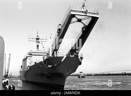 Girlanden hängen am Bug des Panzerlandeschiffes USS BARBOUR COUNTY (LST-1195), während das Schiff am Pier vorbeifährt. Das BARBOUR COUNTY ist nach San Diego zurückgekehrt, nachdem es im Persischen Golf für Operation Desert Shield und Operation Desert Storm eingesetzt wurde. Betreff Operation/Serie: DESERT SHIELD DESERT STORM Base: Naval Air Station, San Diego Bundesstaat: Kalifornien(CA) Land: Vereinigte Staaten von Amerika (USA) Stockfoto