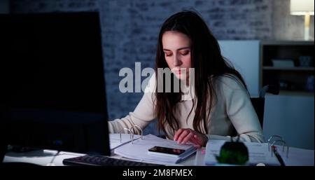 Buchhalterin Frau Im Büro In Der Nacht Mit Steuerunterlagen Stockfoto