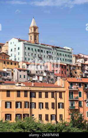 Ein traditionelles Gebäude in Ventimiglia in Imperia, Ligurien, Italien mit blauem Himmel, vertikaler Aufnahme Stockfoto