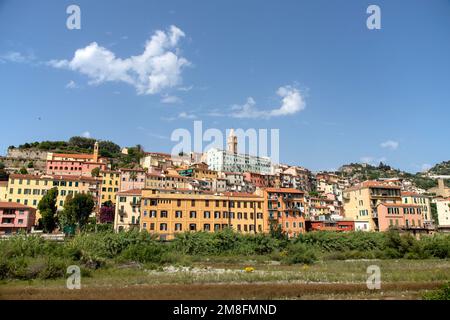 Blick auf das Gebäude in Ventimiglia in Imperia, Ligurien, Italien, mit blauem Himmel, vertikaler Aufnahme Stockfoto