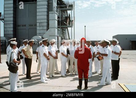 Ein Ausbilder spricht mit einer Gruppe von Offizieren der US-amerikanischen und der sowjetischen Marine während ihrer Tour durch eine Ausbildungseinrichtung. Die Tour wird während eines viertägigen Besuchs in Mayport von drei Schiffen der sowjetischen Nordflotte durchgeführt. ADM Feliks N. Gromov, Commander, Sowjet Northern Fleet, befindet sich links neben dem Ausbilder; VADM Michael P. Kalleres, Left, Commander, United States Second Fleet, befindet sich rechts neben dem Ausbilder. Basis: Marinestützpunkt, Mayport Bundesstaat: Florida(FL) Land: Vereinigte Staaten von Amerika (USA) Stockfoto