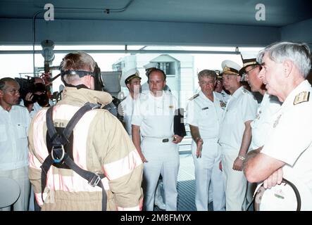 VADM Michael P. Kalleres, vierter von rechts, Commander, zweite US-Flotte, erklärt ADM Feliks N. Gromov, dritter von rechts, Commander, sowjetische Nordflotte. Die Offiziere besichtigen eine Ausbildungseinrichtung während eines viertägigen guten Besuchs in Mayport mit drei Schiffen der sowjetischen Nordflotte. RADM Philip F. Duffy, Commander, Training Command, United States Atlantic Fleet, befindet sich auf der rechten Seite. Basis: Marinestützpunkt, Mayport Bundesstaat: Florida(FL) Land: Vereinigte Staaten von Amerika (USA) Stockfoto