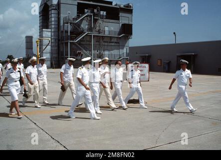 VADM Michael P. Kalleres, fünfter von rechts, Commander, United States Second Fleet, spricht mit ADM Feliks N. Gromov, vierter von rechts, Commander, sowjetische Northern Fleet, während US- und sowjetische Marineoffiziere zu ihrem nächsten Ziel laufen, während sie eine Trainingseinrichtung besichtigen. Die Tour wird während eines viertägigen Besuchs in Mayport von drei Schiffen der sowjetischen Nordflotte durchgeführt. Basis: Marinestützpunkt, Mayport Bundesstaat: Florida(FL) Land: Vereinigte Staaten von Amerika (USA) Stockfoto